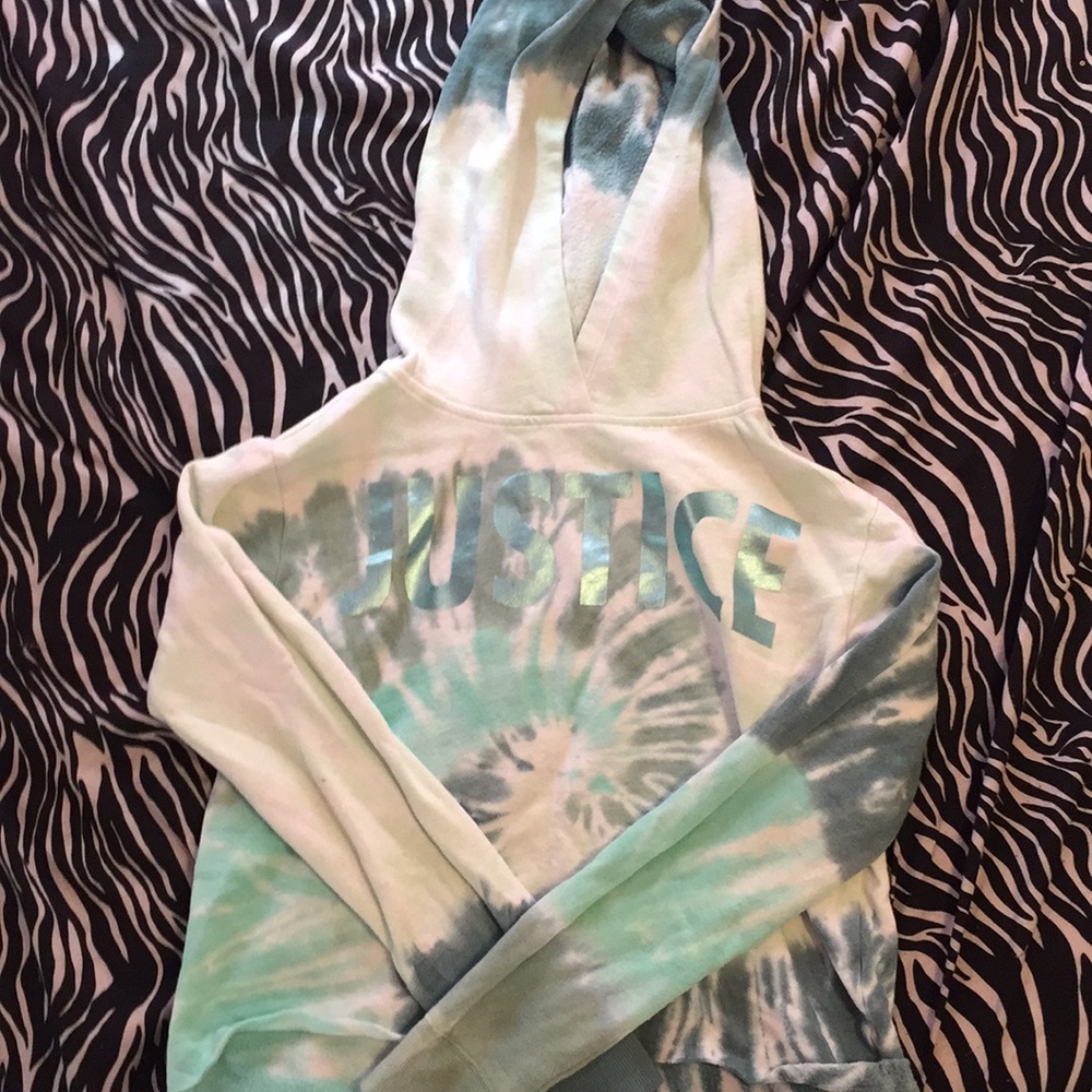 Crop top with a hoodie and long sleeve